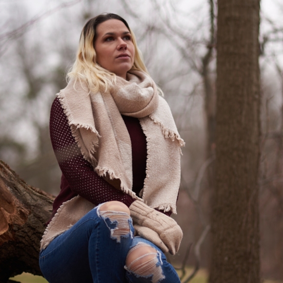 Meet your Posher, Lilith - Picture 1 of 1